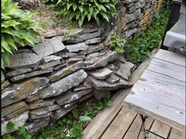 fix the stone of this retaining wall outside